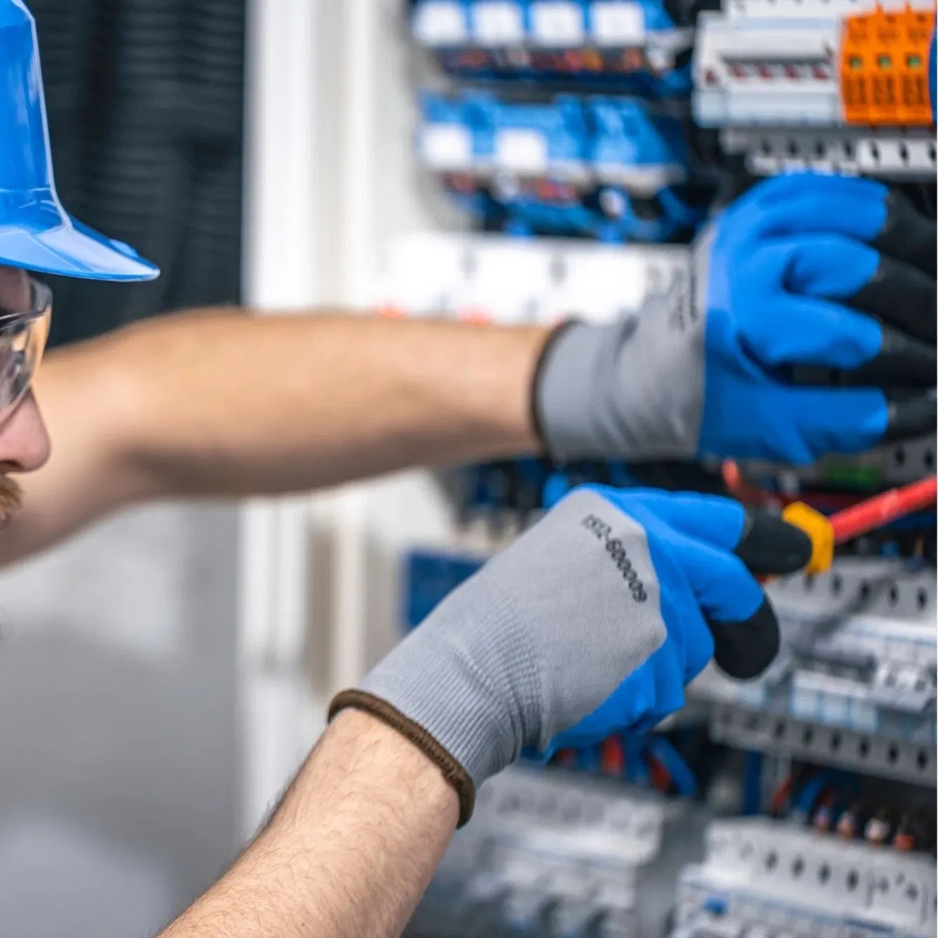 electrichen in grote meterkast aan het werk